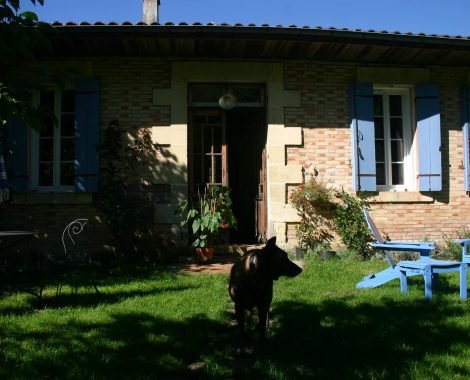 Ramsès devant la maison